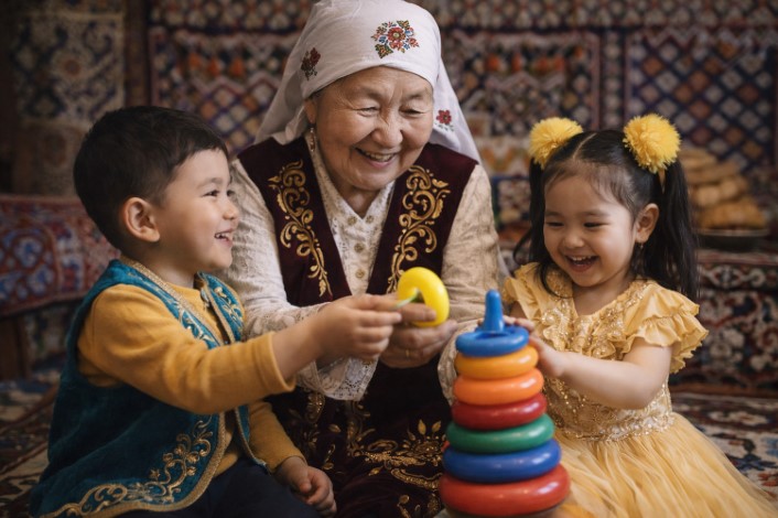 Почему у казахов было принято отдавать первенца на воспитание бабушке и дедушке