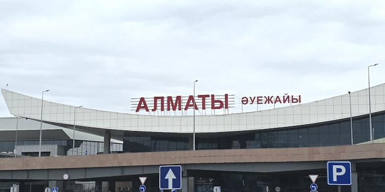"Как будто этому терминалу уже лет 20" - почему аэропорт Алматы расстраивает пассажиров даже после появления нового терминала