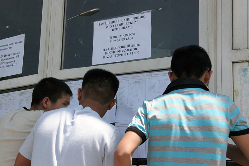 Сотни абитуриентов готовы подать в суд на Министерство науки: на грант не берут со 119 баллами ЕНТ