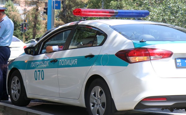 В Сарыагаше молодой человек избил двоих полицейских