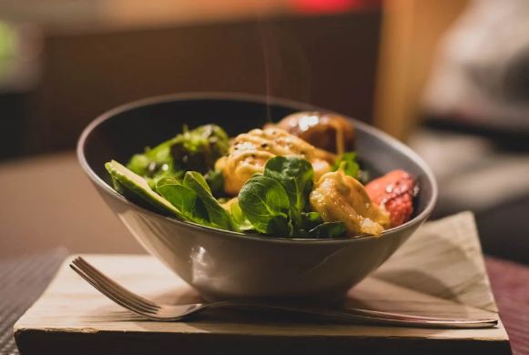 Пожилых людей предупредили об опасности одного популярного мифа о правильном питании