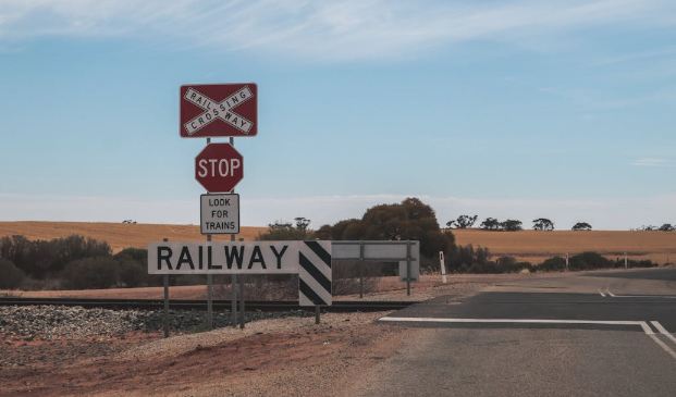 В Уральске на ремонт закроют железнодорожный переезд