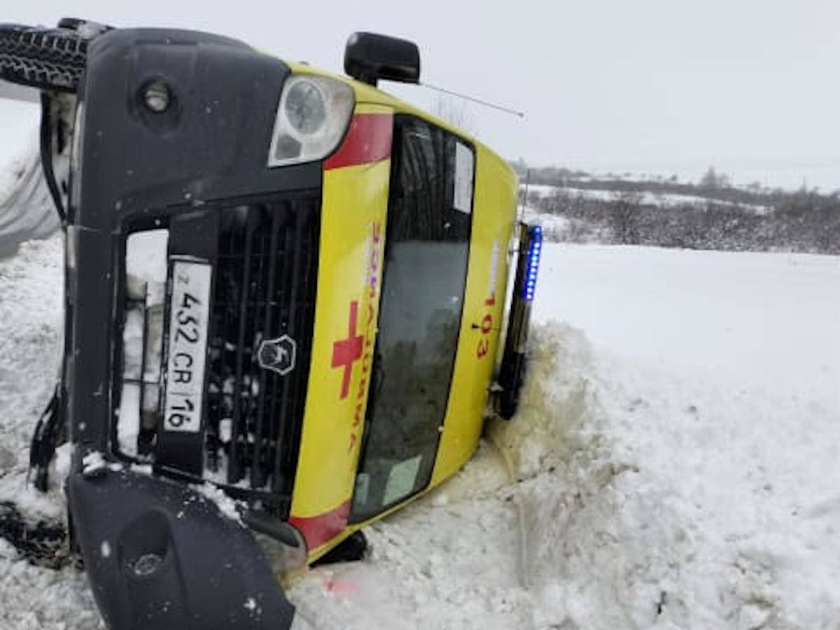 Автомобиль скорой помощи опрокинулся на трассе "Усть-Каменогорск – Риддер"