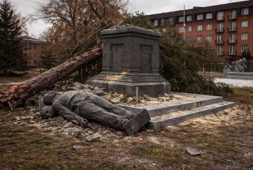 Упавшее дерево разрушило памятник Ленину в Павлодаре