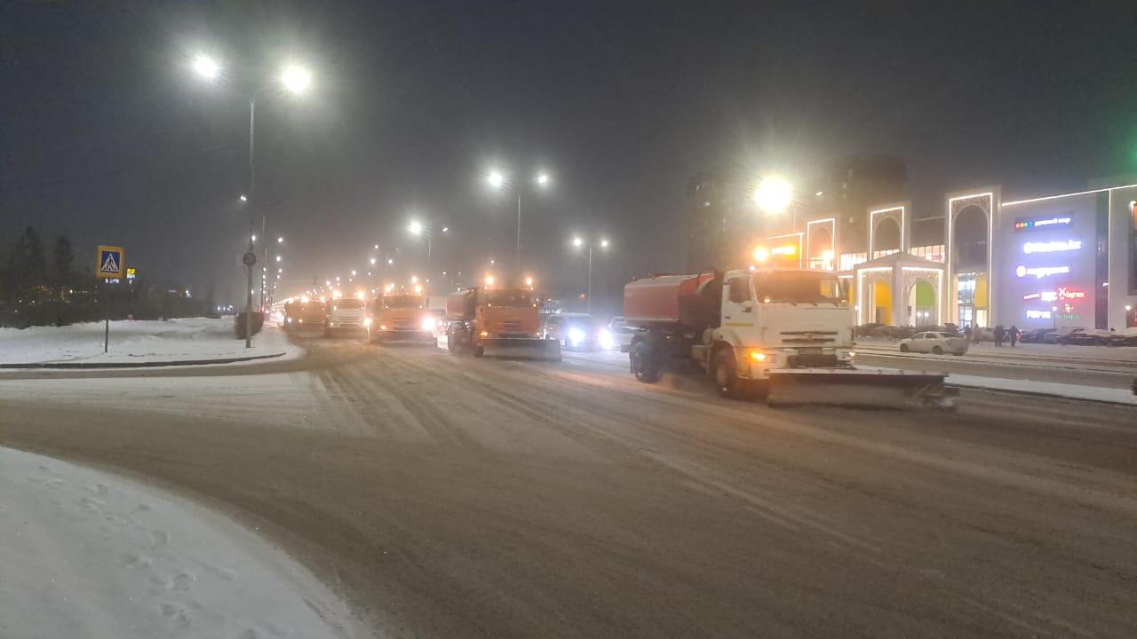 В Астане на уборку снега ночью задействовали более 700 единиц спецтехники