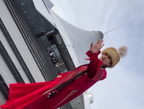 Девушку в казахском наряде не пустили в ТРЦ «Хан Шатыр»