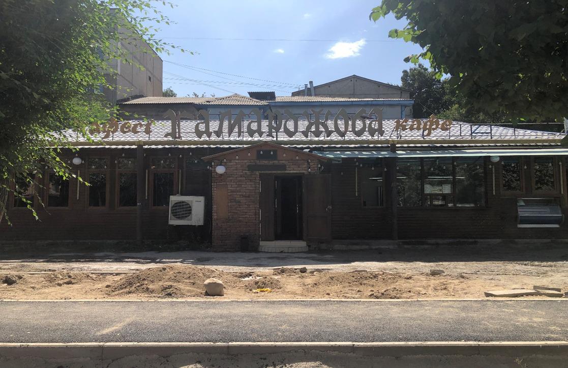 Незаконно построенное кафе сносят в Алматы