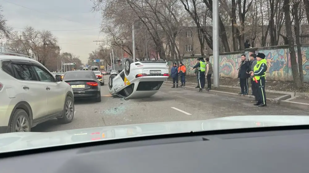 Автомобиль опрокинулся в результате ДТП в Алматы