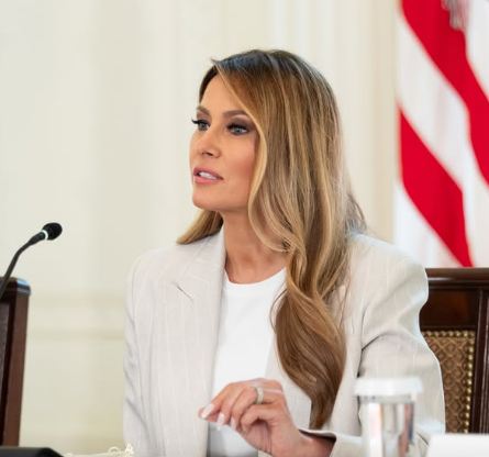 Amazon выпустит документальный фильм о Мелании Трамп