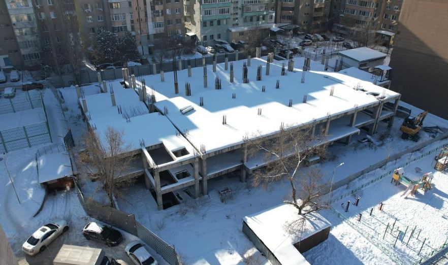 В Алматы начался снос недостроенного многоуровневого паркинга