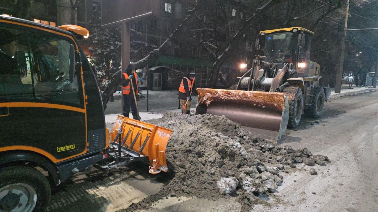 В Алматы после сильного снегопада вывезли 24 тыс. куб. м снега