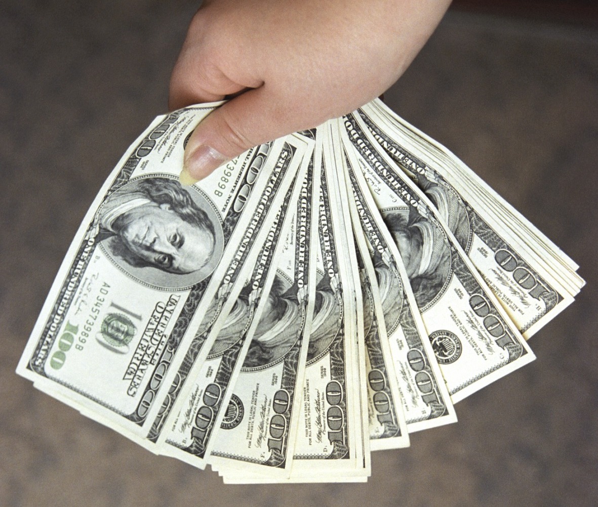 499 тенге за доллар: стоит ли казахстанцам менять деньги прямо сейчас