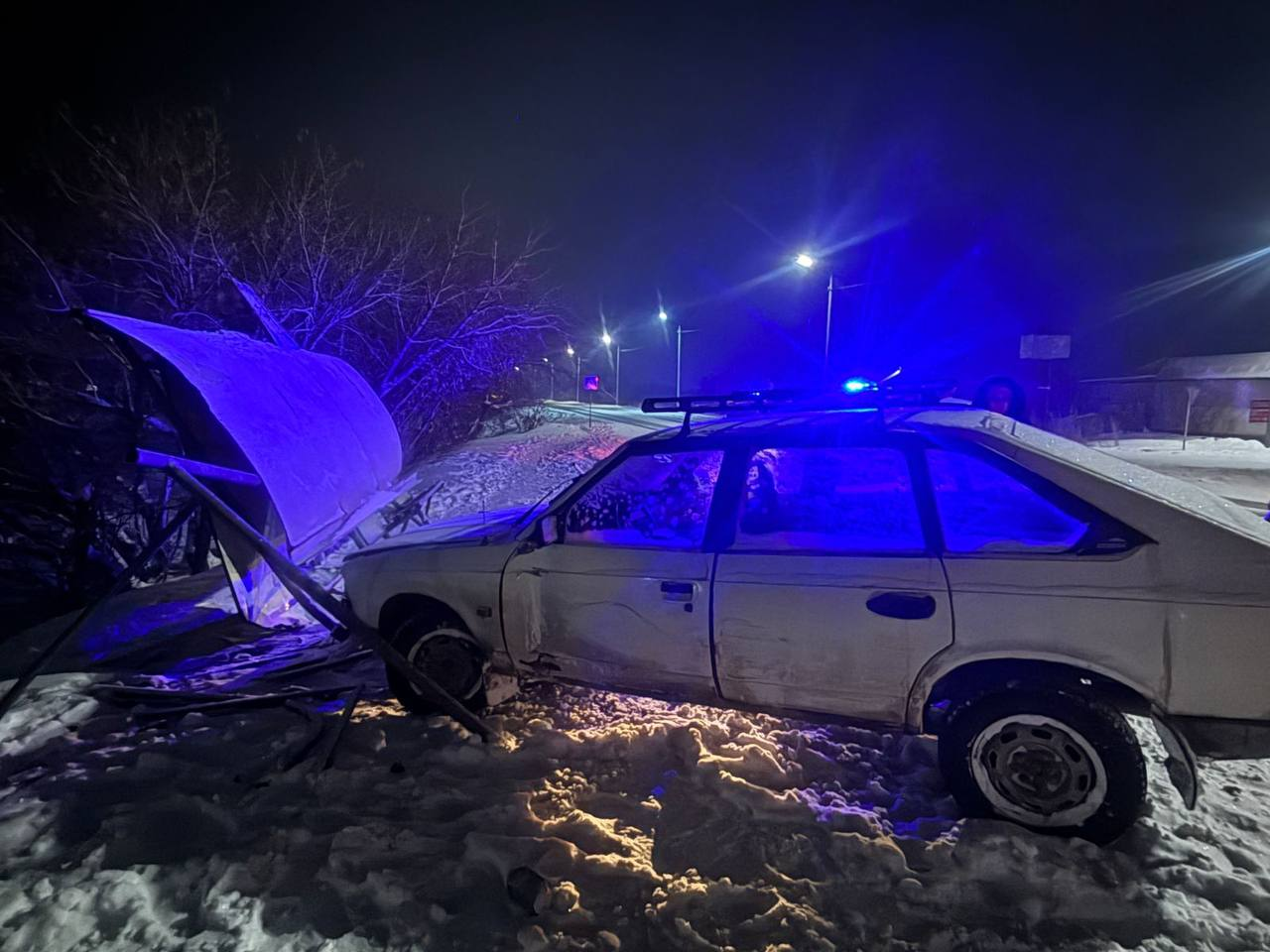 Мужчина влетел в остановку в Семее на Усть-Каменогорской улице