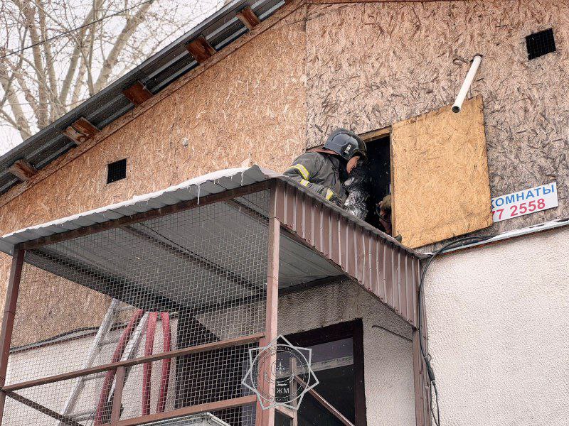 В столице из горящего общежития эвакуировали 15 человек