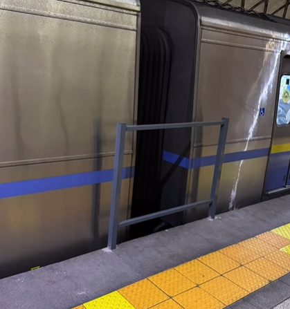В метро Алматы начали ставить ограждения после падения мужчины под поезд