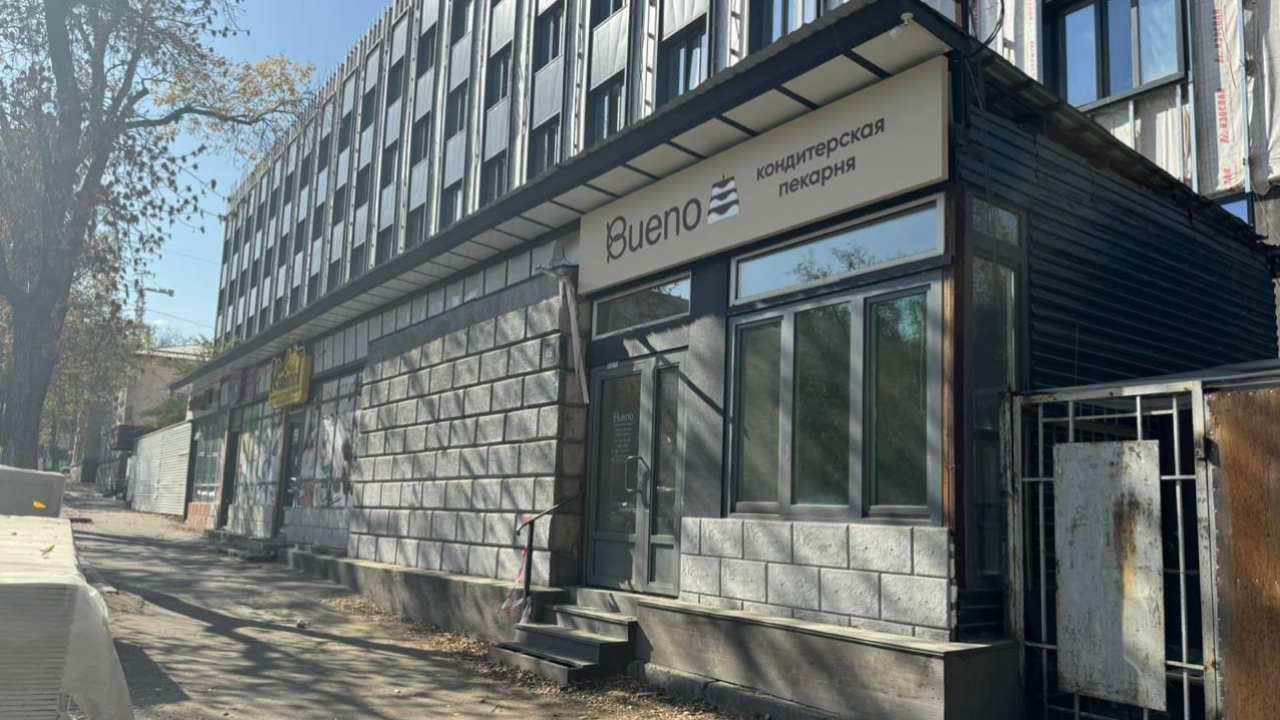 В центре Алматы снесли незаконно возведённый торговый павильон