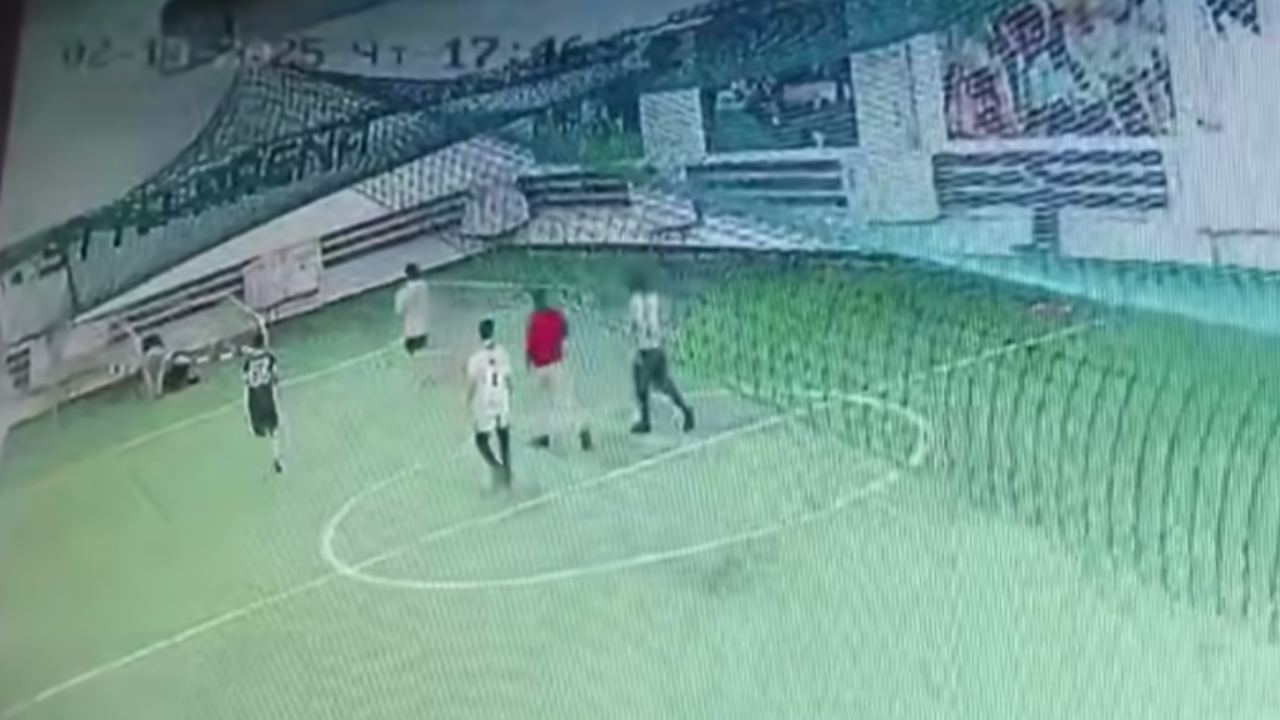 В столице мужчину насмерть придавило футбольными воротами