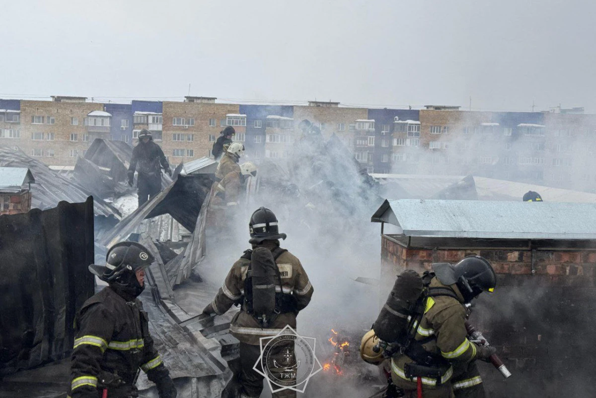 В Караганде сгорела крыша новостройки