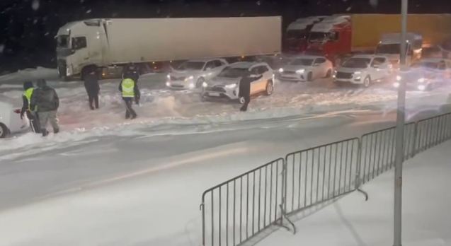 В Аягозе из-за непогоды на выезде застряли более 100 машин