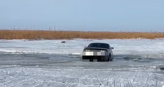 В Костанайской области легковой автомобиль провалился частично под лёд