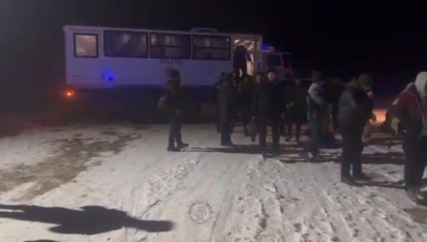 В Актюбинской области на трассе спасатели МЧС эвакуировали 48 человек