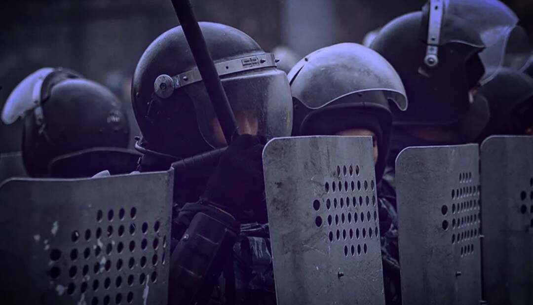 Пьяные дебоширы устроили потасовку с сотрудниками СОБР в Алматы