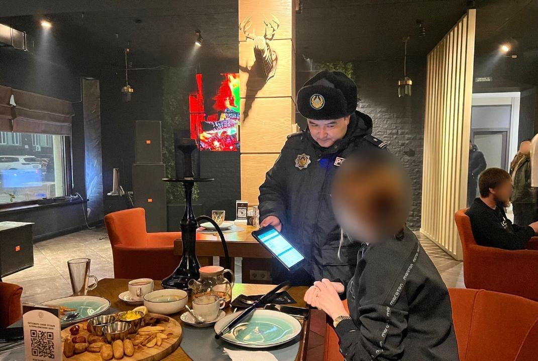 В Астане за ночь пятерых людей оштрафовали из-за кальянов
