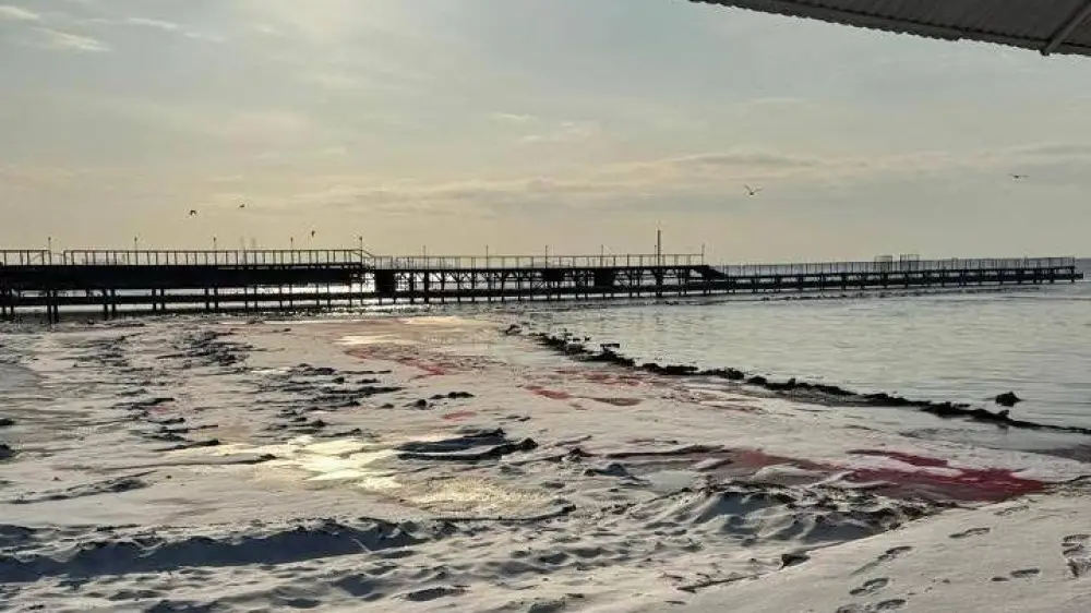 Жителей Актау напугал кроваво-красный Каспий
