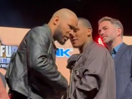 Пощечину с яйцом отвесил боксер сопернику