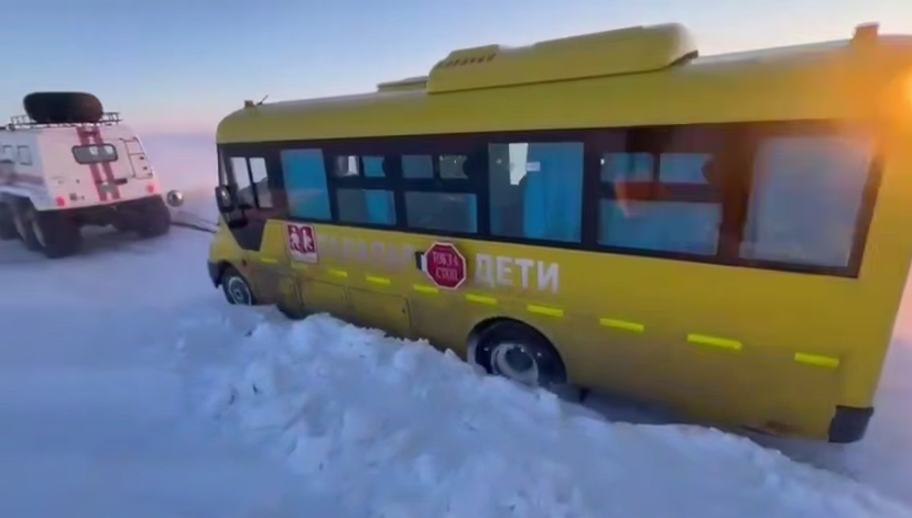 11 детей вытащили из снежного заноса спасатели на трассе в Костанайской области