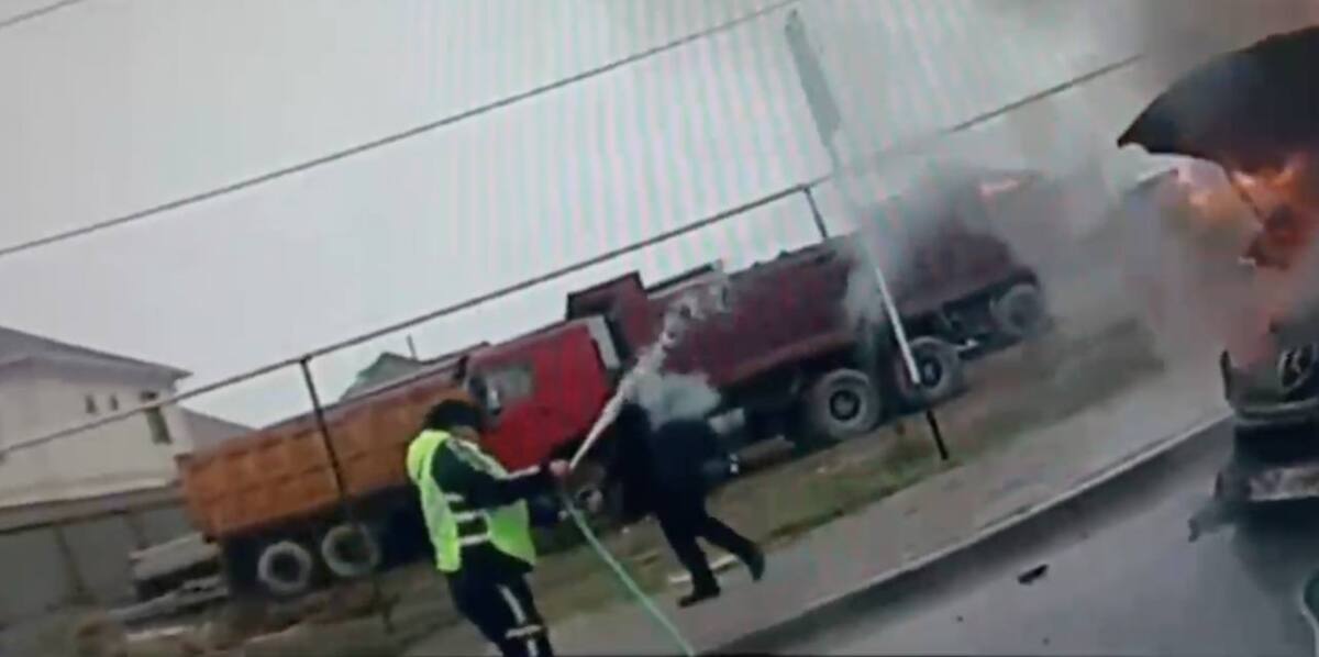 В Шымкенте патрульные потушили воспламенившийся на трассе грузовик