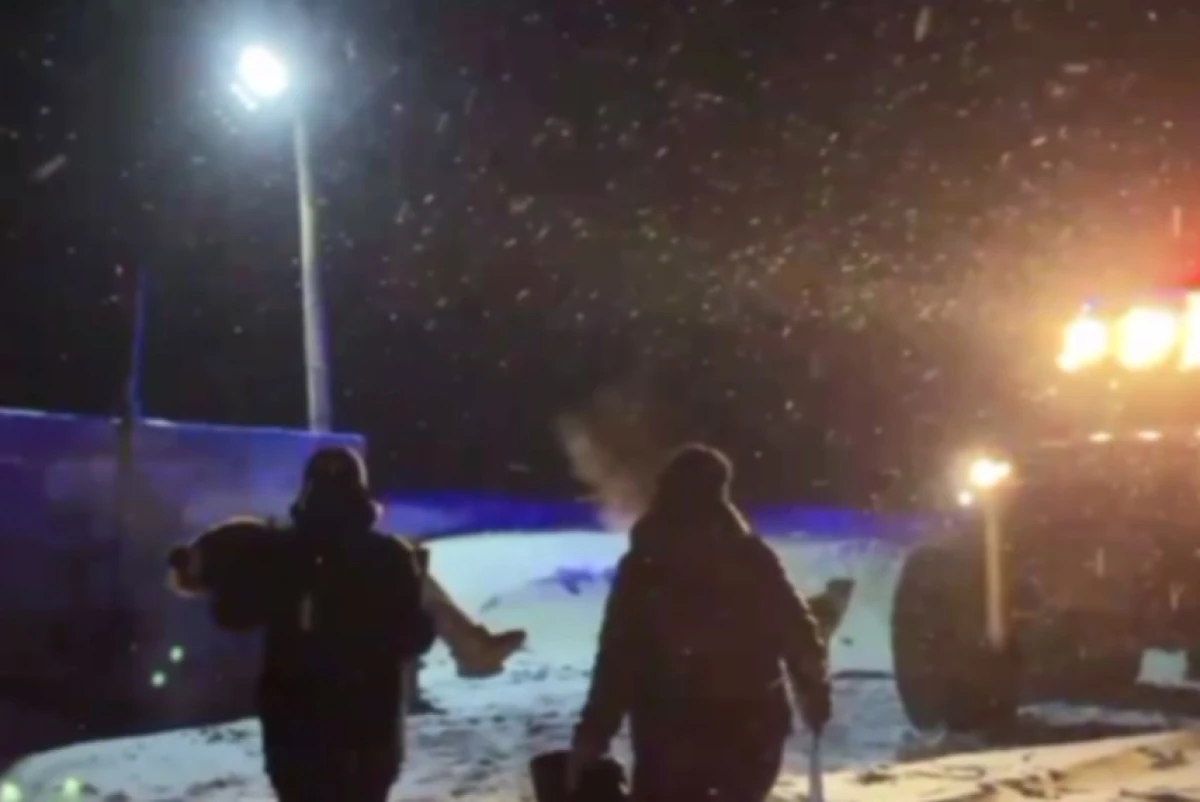 Cпасатели Актюбинской области доставили в больницу в метель троих детей с высокой температурой