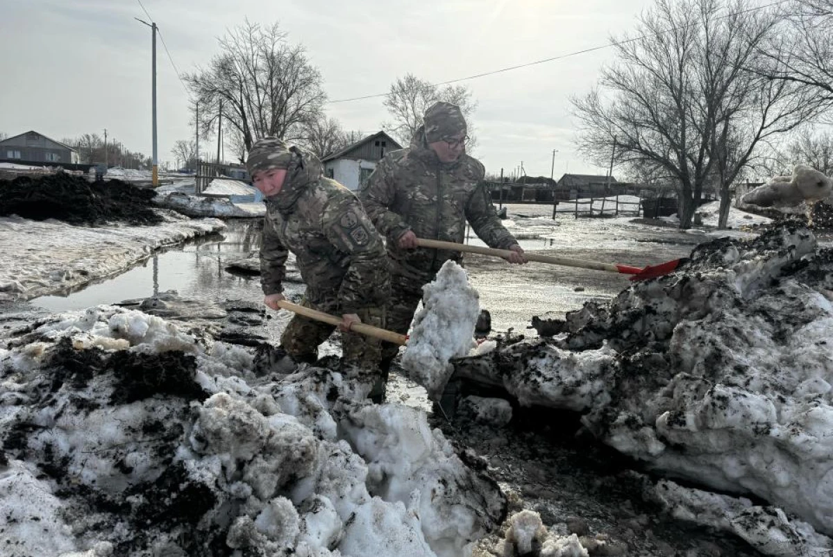 Военнослужащие МЧС помогают предотвратить паводок в регионах