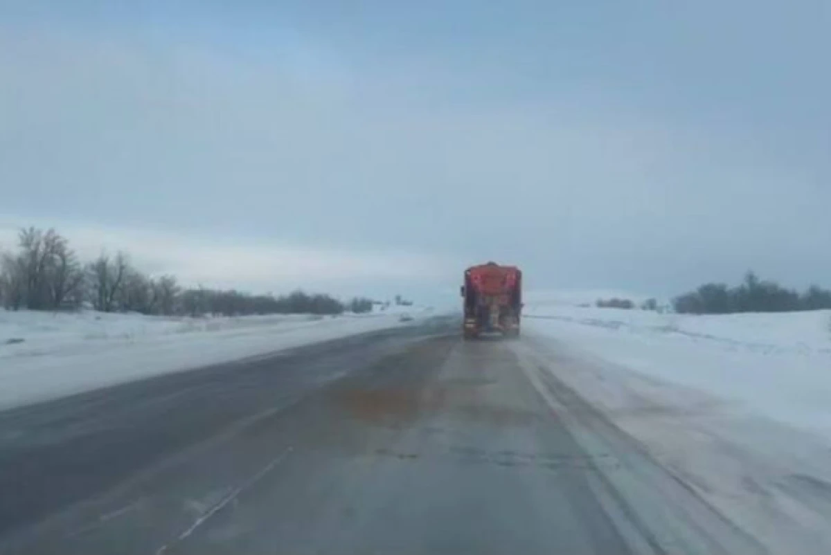 На трассе в Актюбинской области машину разорвало в ДТП