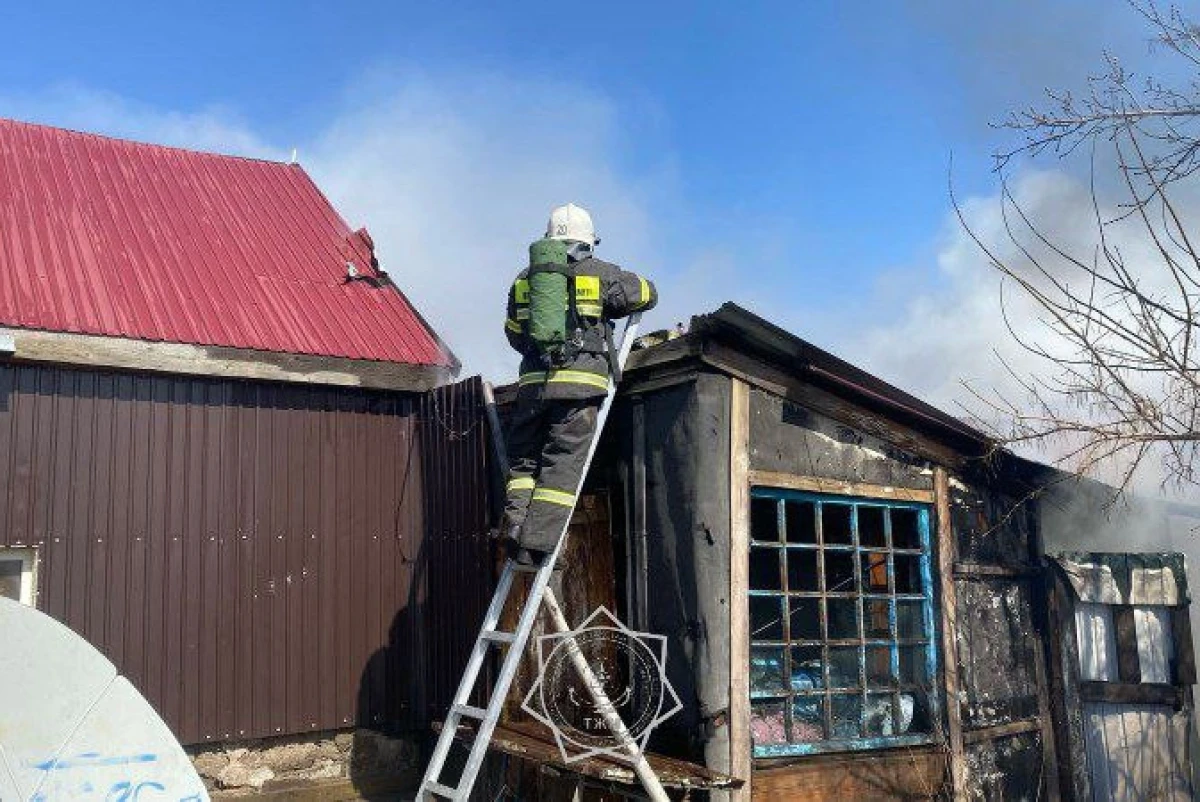 Бабушку и ее внуков спасли из объятого пламенем дома в Баянауле