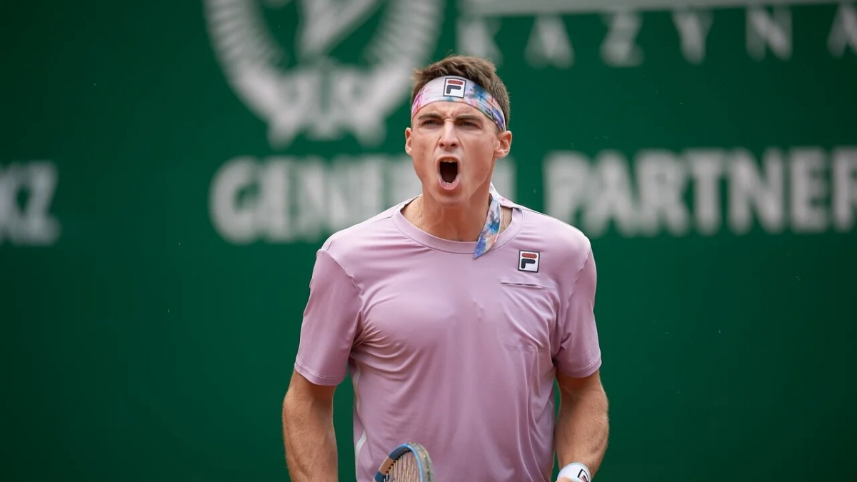 Казахстанский теннисист вышел в четвертьфинал турнира в Греции