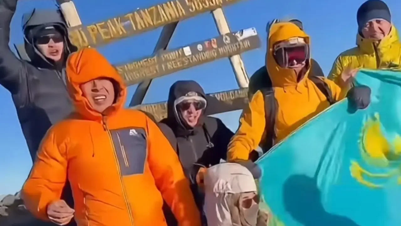 Пик Килиманджаро покорили казахстанские альпинисты