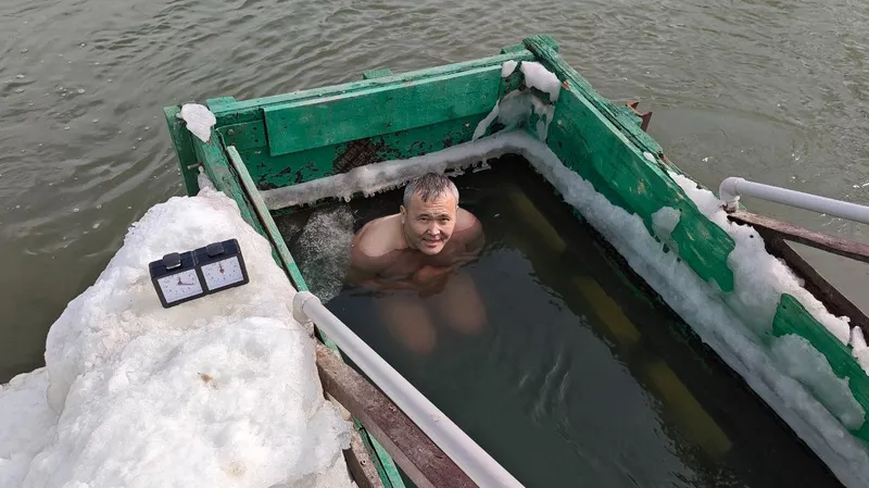 1 час 20 минут в ледяной воде: житель Астаны снова побил свой рекорд