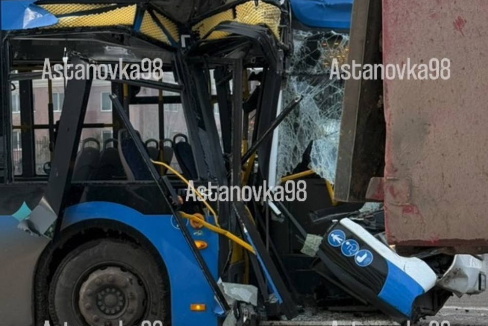 На левом берегу Астаны автобус врезался в грузовик