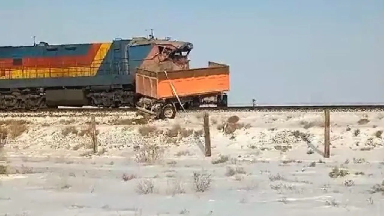 В Атырауской области грузовик столкнулся с поездом