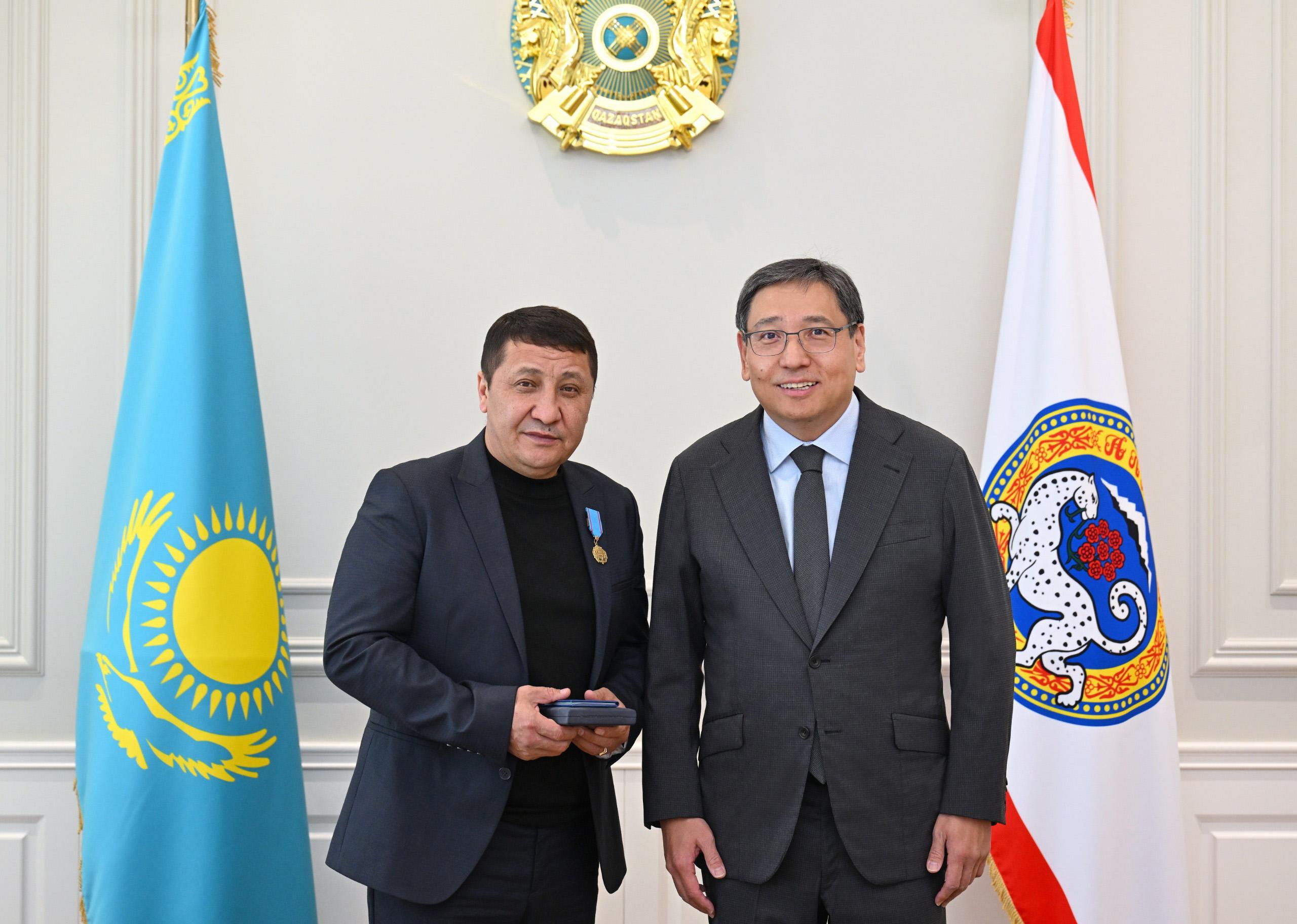 Премия и медаль: Досаев вручил госнаграду герою- спасителю девушки от маньяка с ножом в аэропорту Алматы