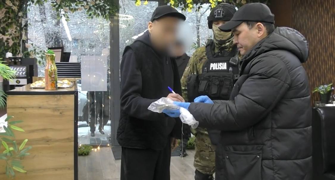 В Алматы повара общепита задержали за сбыт наркотиков