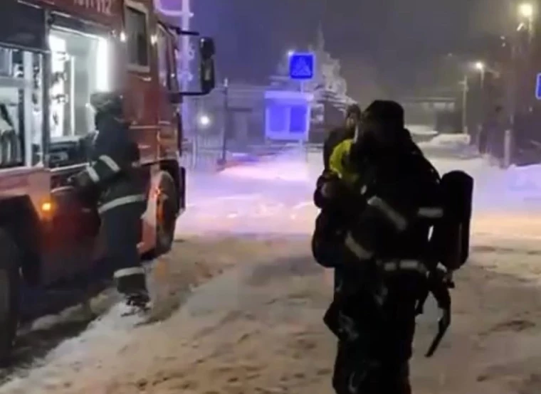 В Уральске спасатели вывели из горящего дома трёхлетнюю девочку и её маму