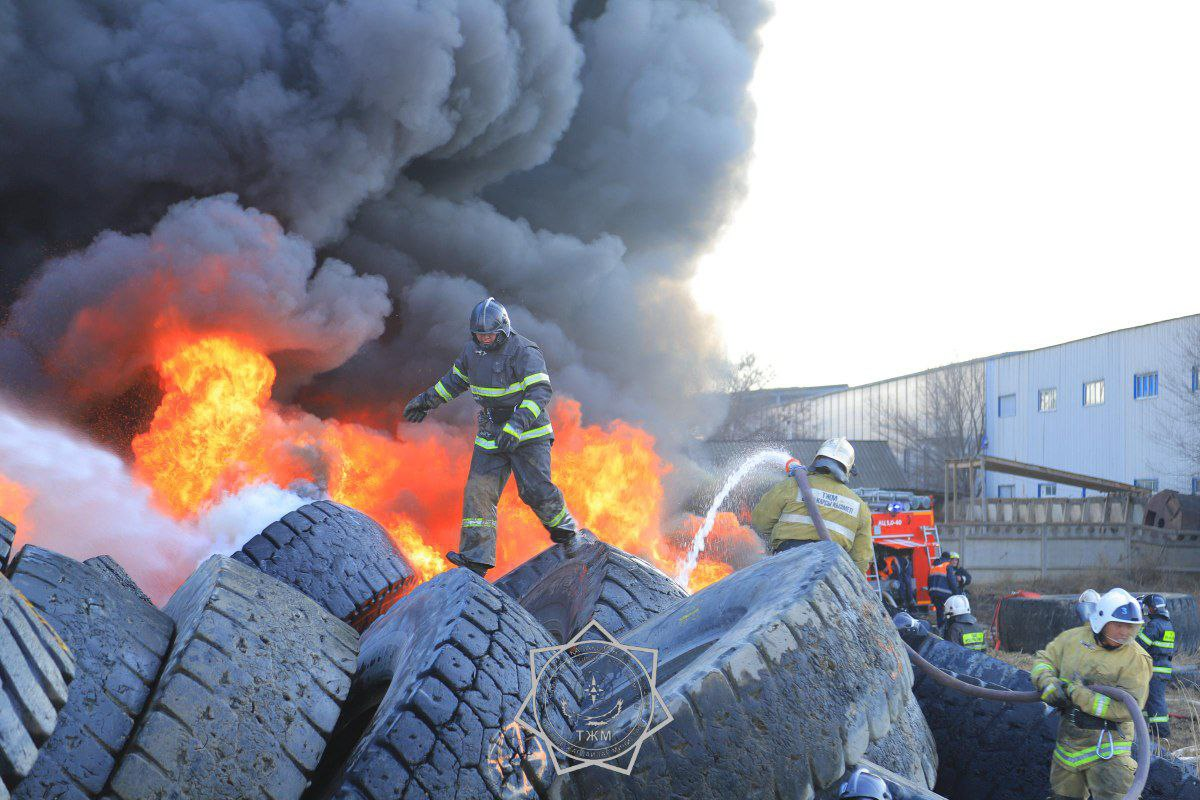 Пожар на заводе по выпуску резиновых шин тушат в Алматинской области