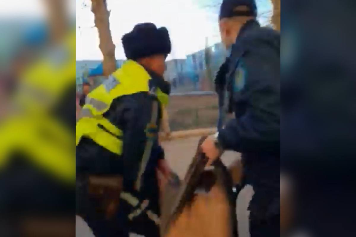 Мужчина и ребёнок потеряли сознание в задымлённой квартире - их спасли полицейские