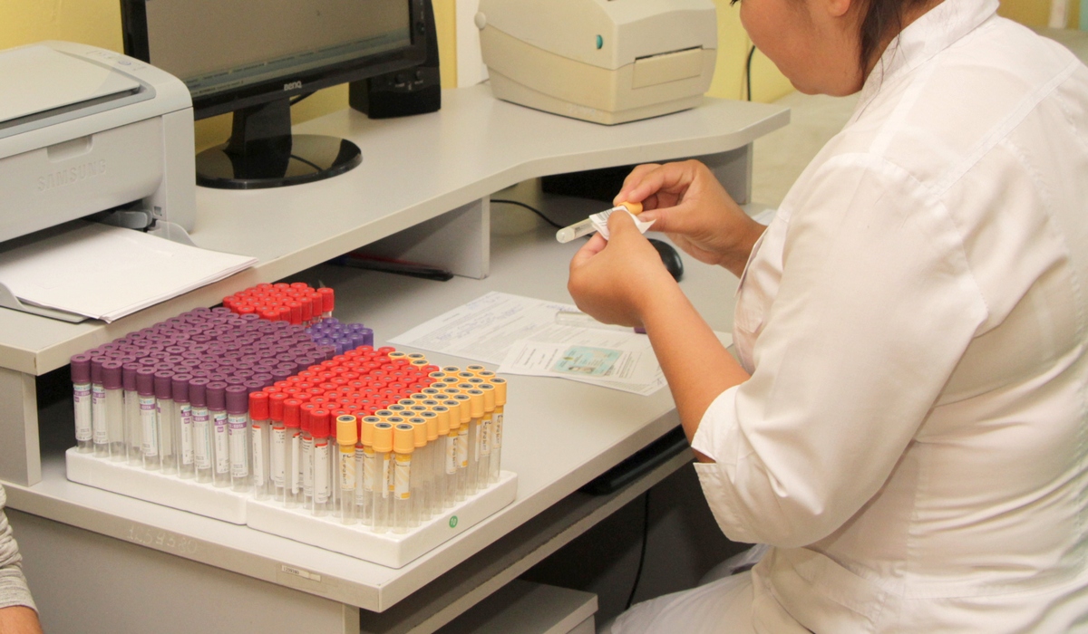 Массовое отравление школьников: Минздрав запретил продажу опасных закусок