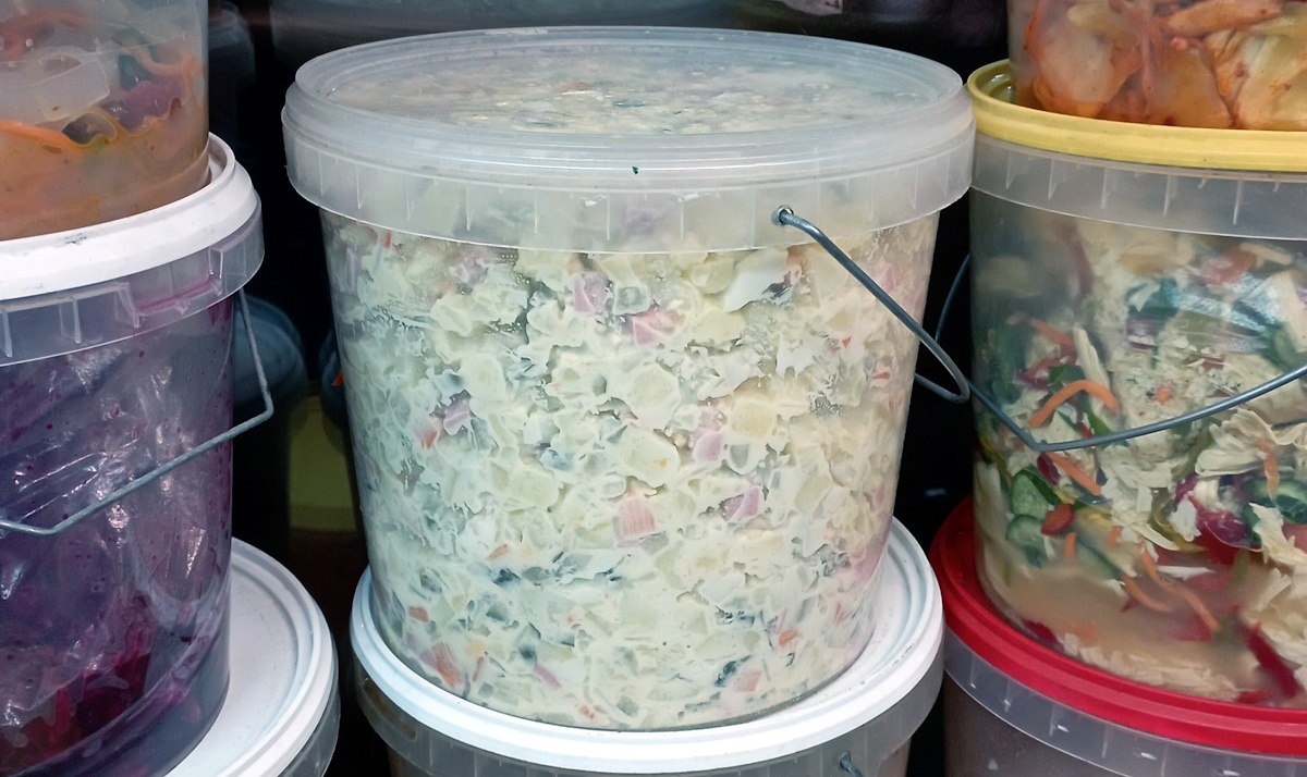 Химик предупредил о возможных рисках нагрева пищи в пластиковых контейнерах