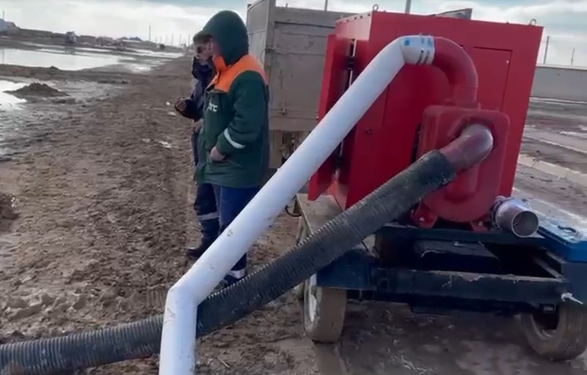 Спасатели Мангистау предотвратили подтопление жилых домов в селе Сайотес