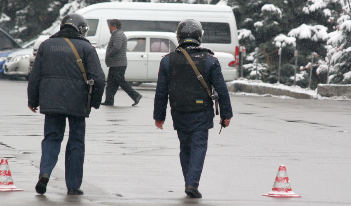 Мужчина случайно застрелил друга из автомата, похищенного у полицейских