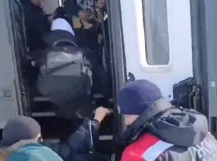 Помощь военных понадобилась для спасения десятков людей из бурана в области Абай